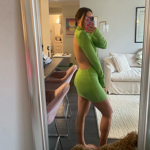 Lime green backless turtleneck dress - Picture 3 of 3